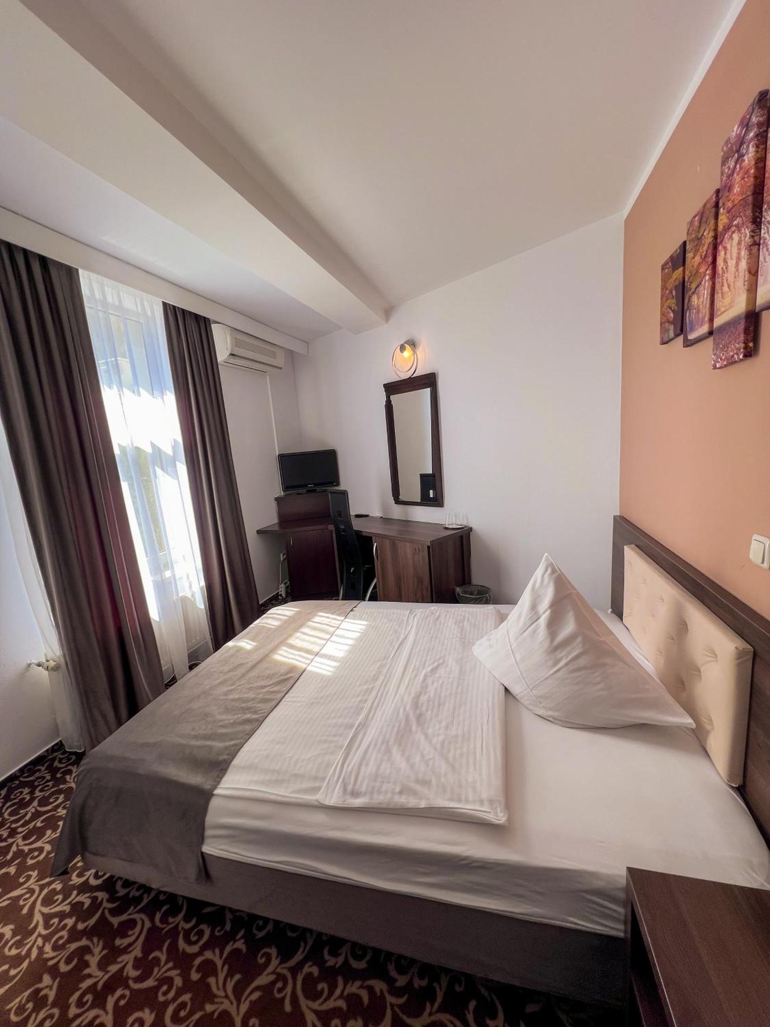 Hotel Neon Тимишоара Экстерьер фото